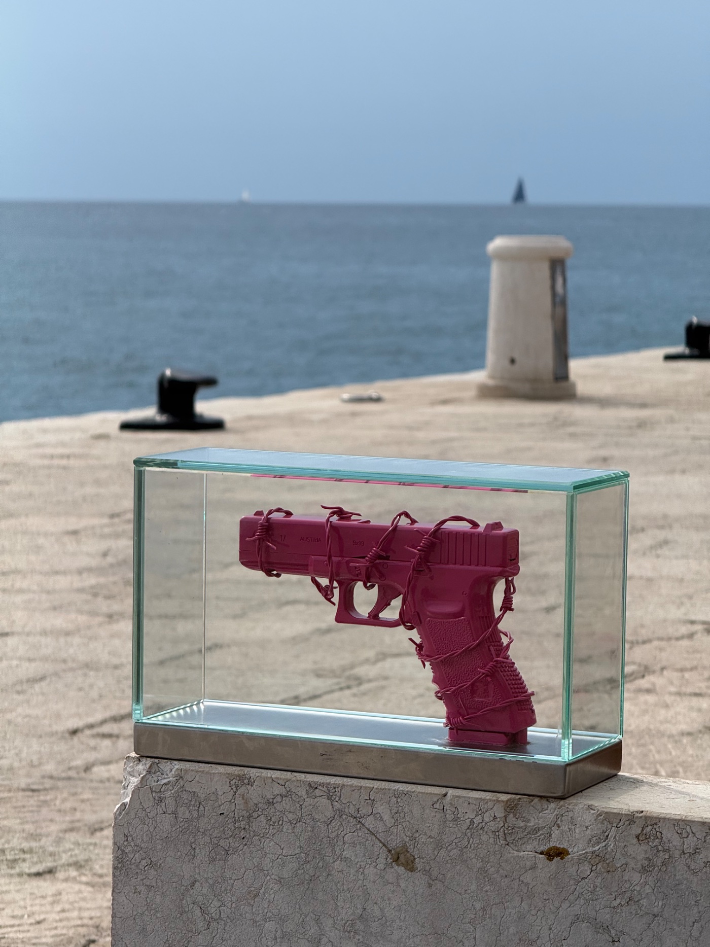 DISARMED N&deg;0 on a harbour pier facing open sea